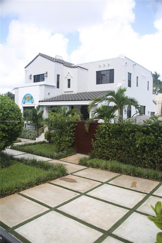 Exterior, Facade, Spanish Mediterranean