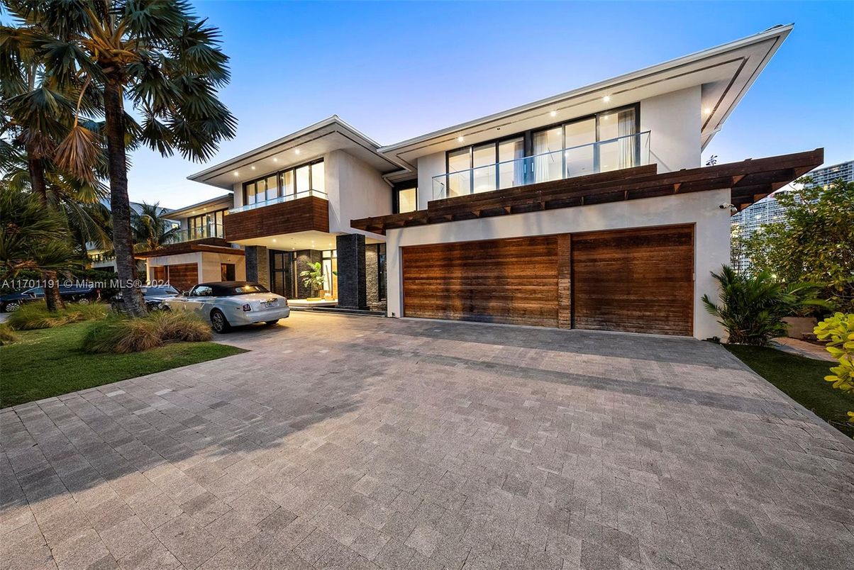 Attached, Exterior, Facade, Modern