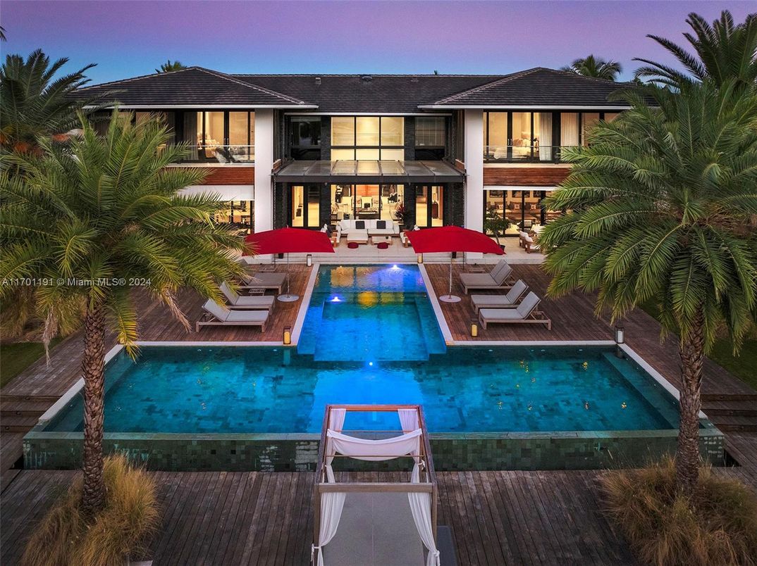 Exterior, Facade, Pool, Modern