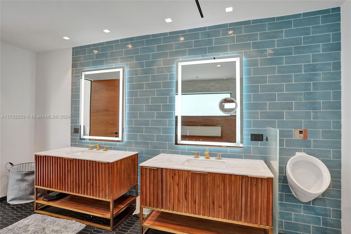 Bathroom, Interior, Recessed Lighting