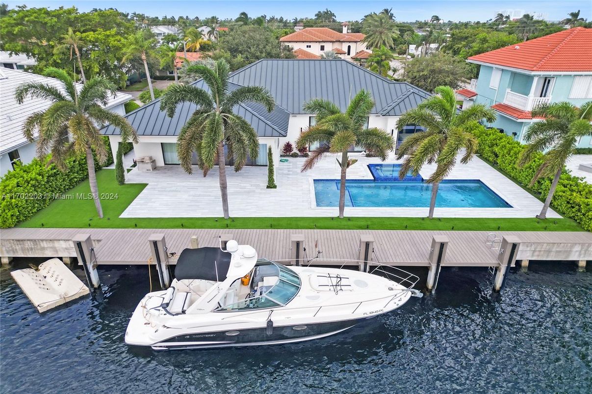 Exterior, Lake, Pool