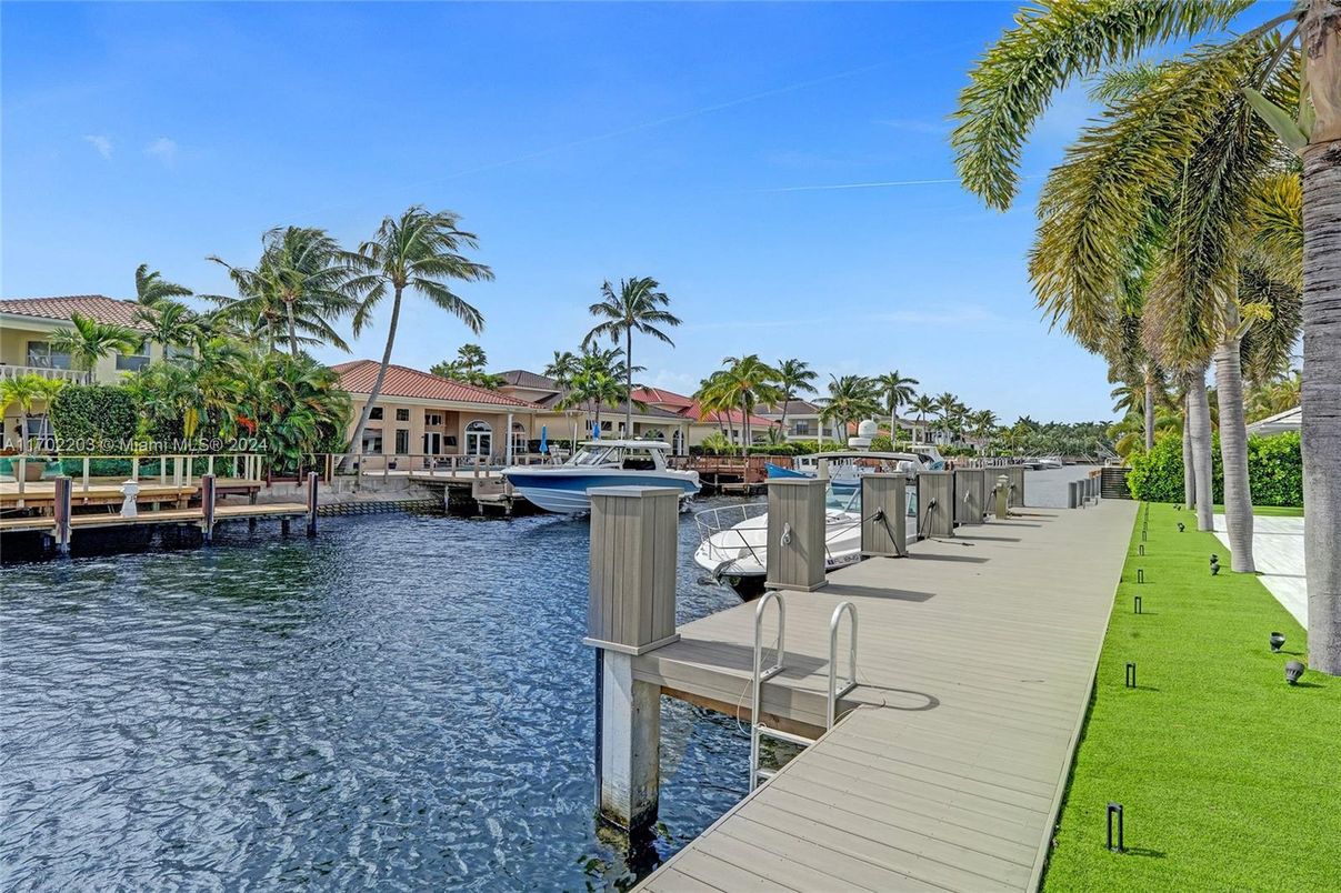 Exterior, Lake