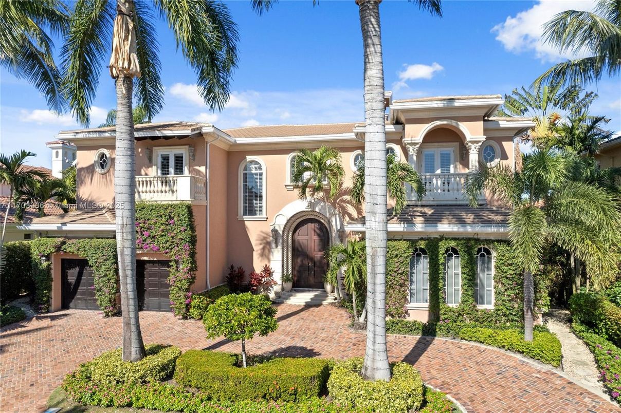 Exterior, Facade, Mediterranean