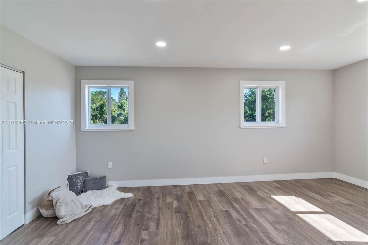 Empty room, Interior, Recessed Lighting, Wood Texture Flooring