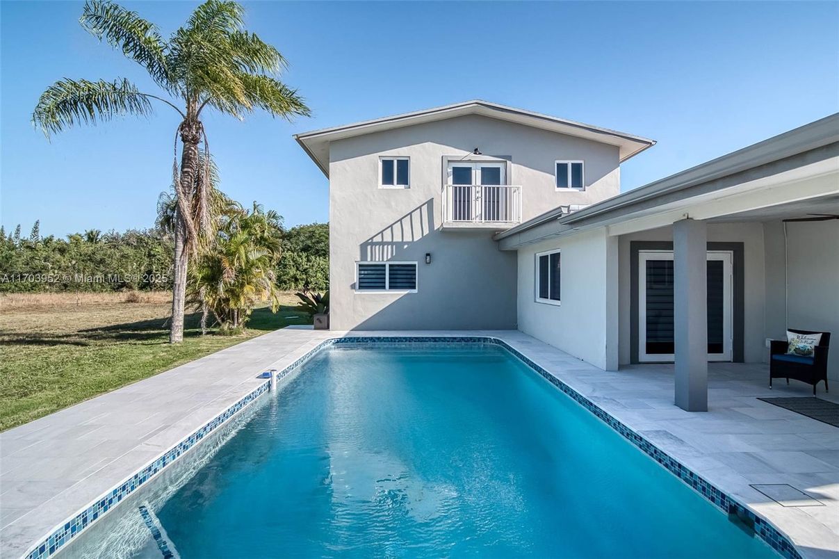 Exterior, Pool