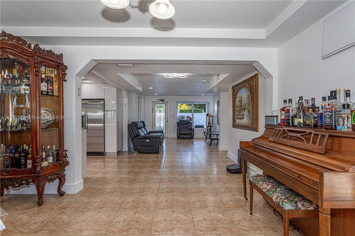 Interior, Piano