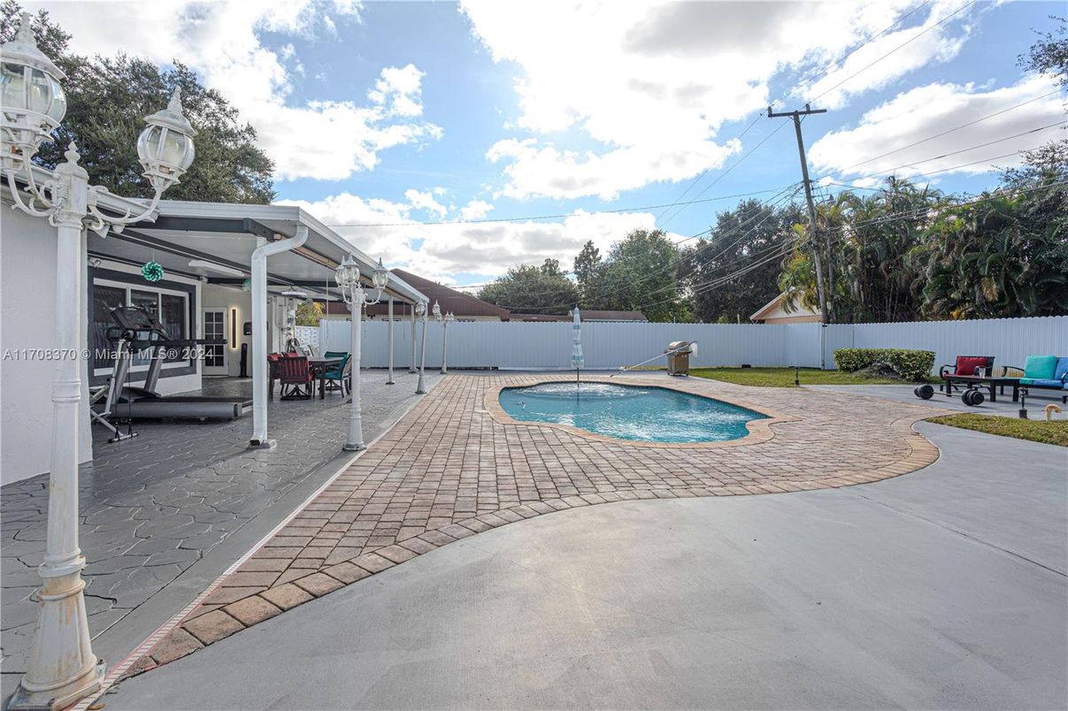 Exterior, Pool