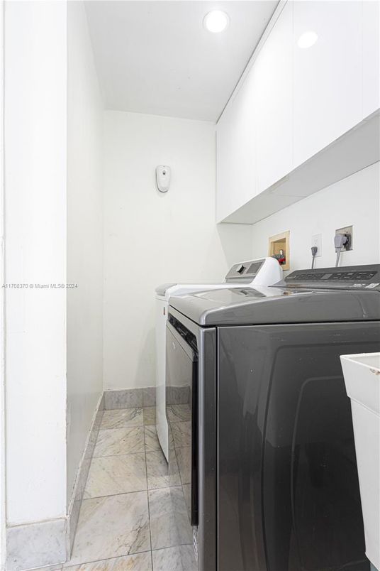 Interior, Marble, Recessed Lighting, Washer