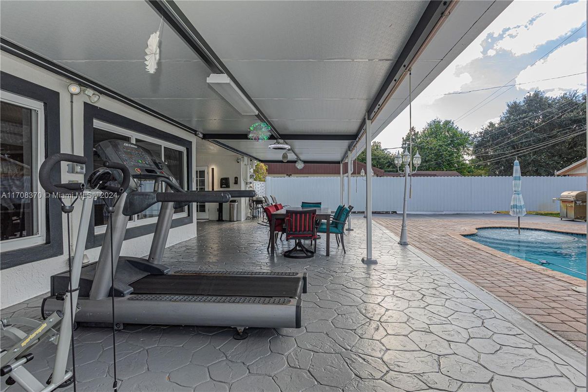 Exterior, Pool