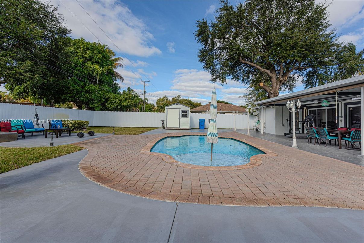 Exterior, Pool