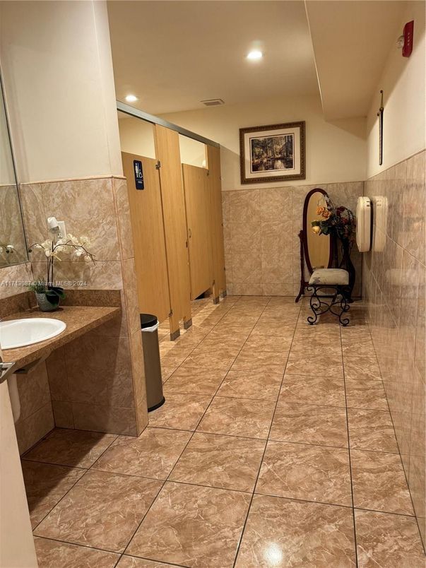 Bathroom, Interior, Recessed Lighting
