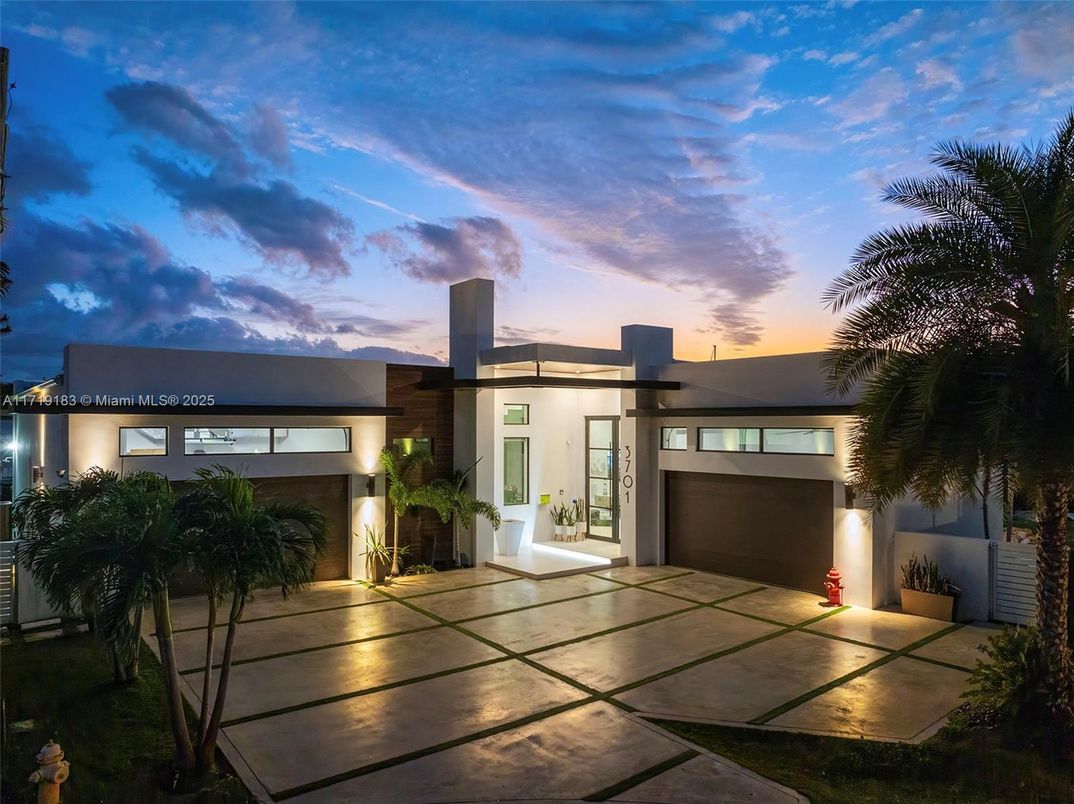 Attached, Exterior, Facade, Modern
