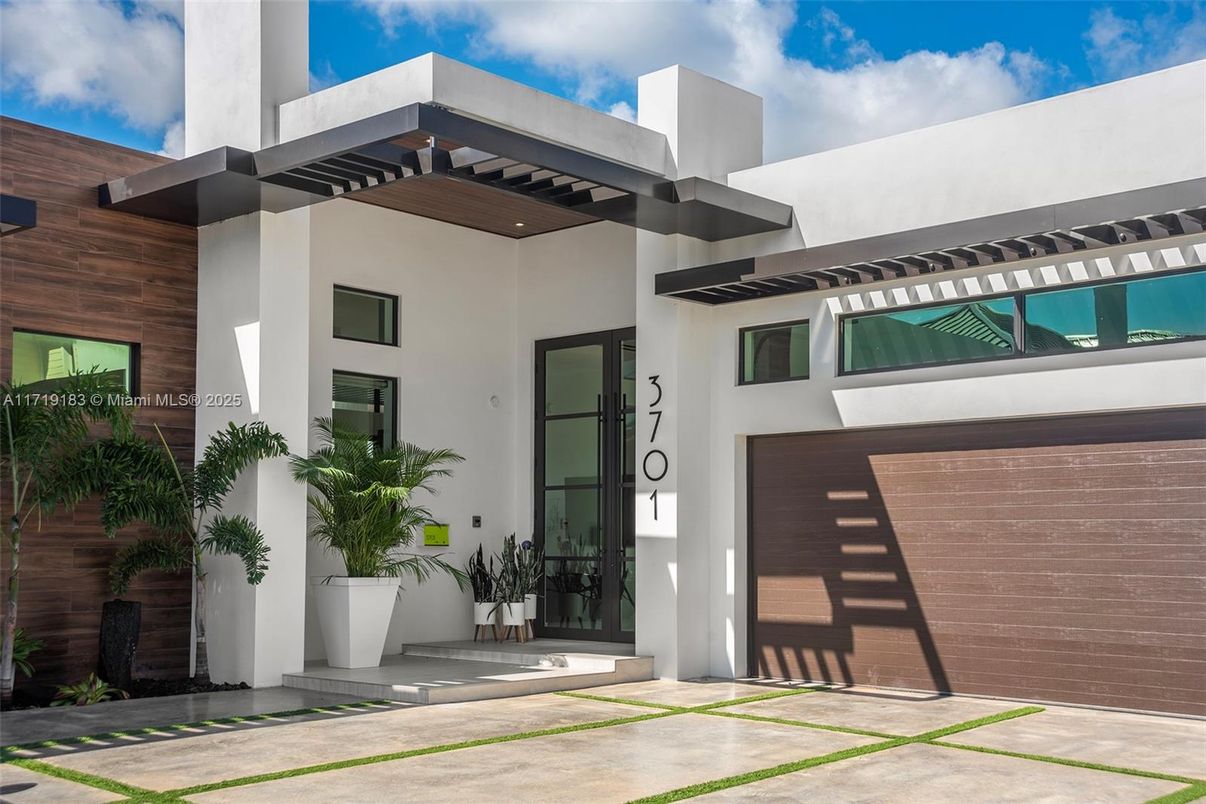 Exterior, Facade, Modern