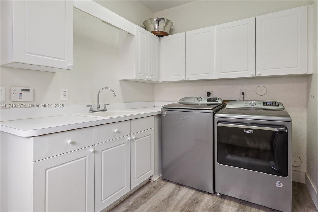 Interior, Washer, Wood Texture Flooring