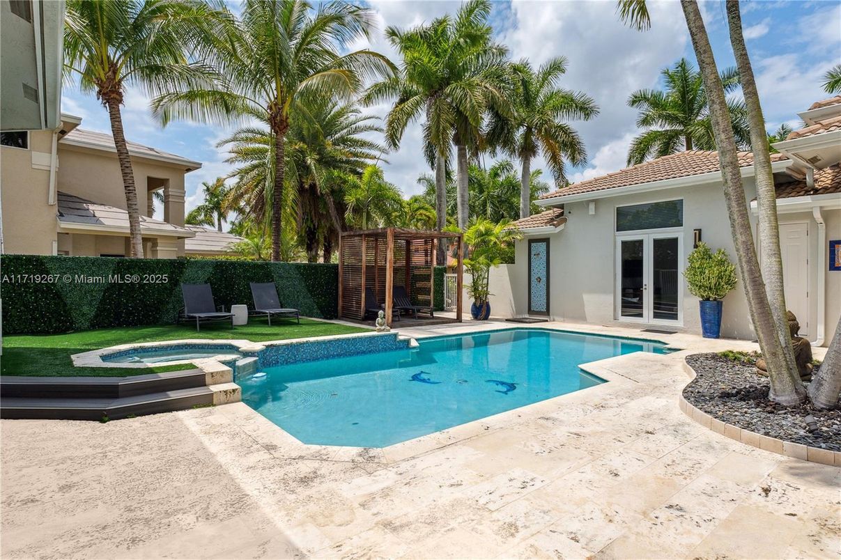 Exterior, Pool