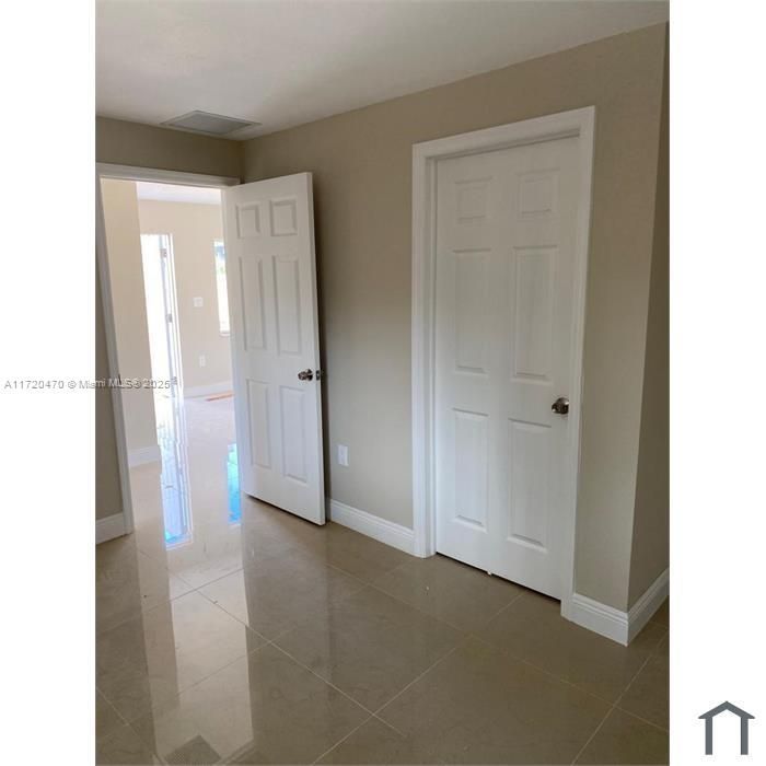 Empty room, Interior