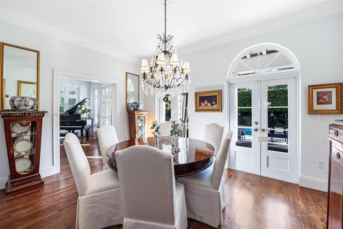 Chandelier, Dining room, Interior, Piano, Wood Texture Flooring