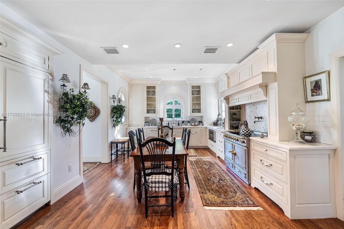 Dining room, Interior, Kitchen, Recessed Lighting, Wood Texture Flooring