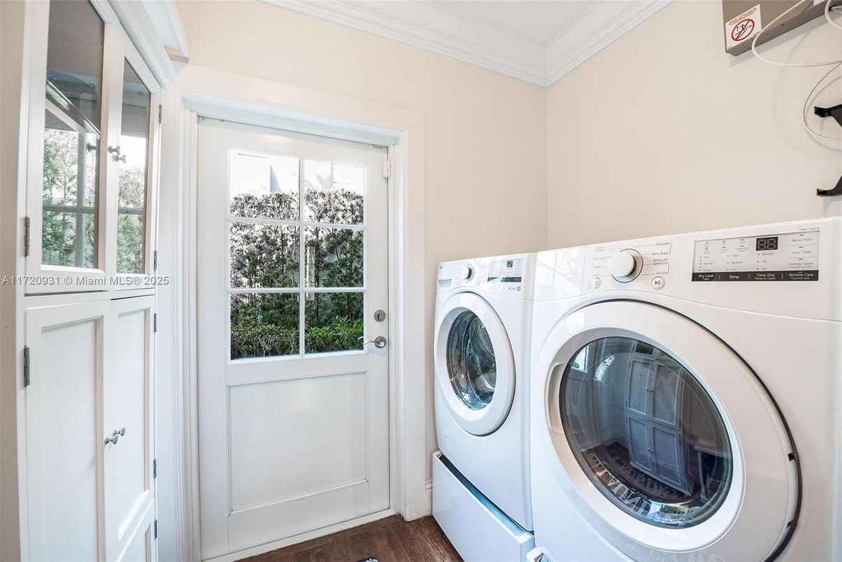 Interior, Utility Closets, Washer, Wood Texture Flooring