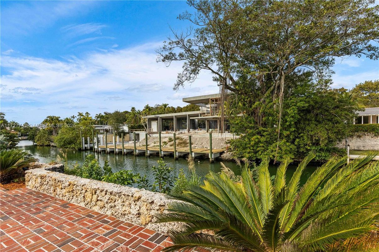 Exterior, Lake