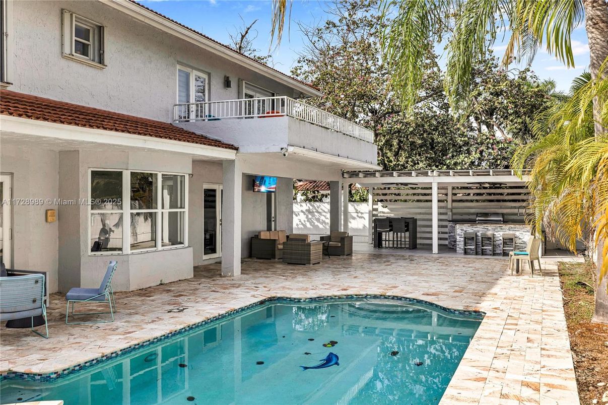 Exterior, Pool