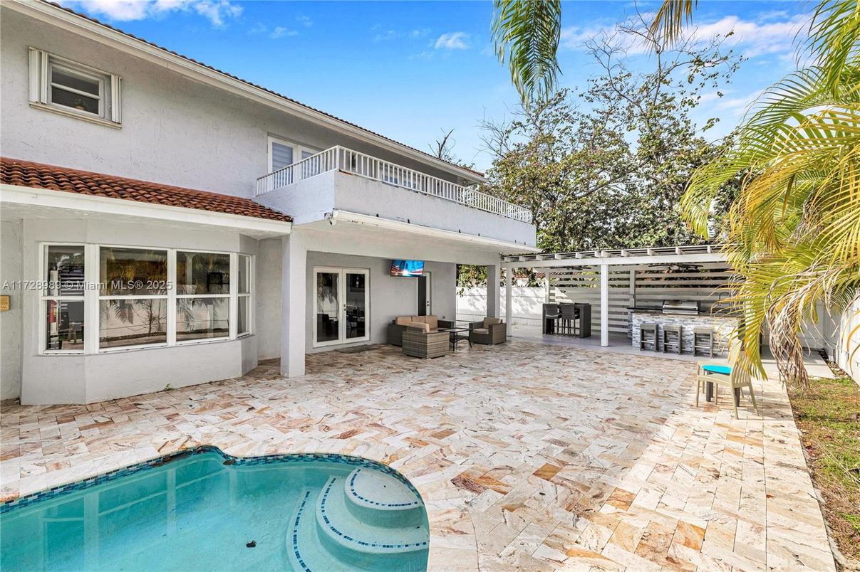 Exterior, Pool