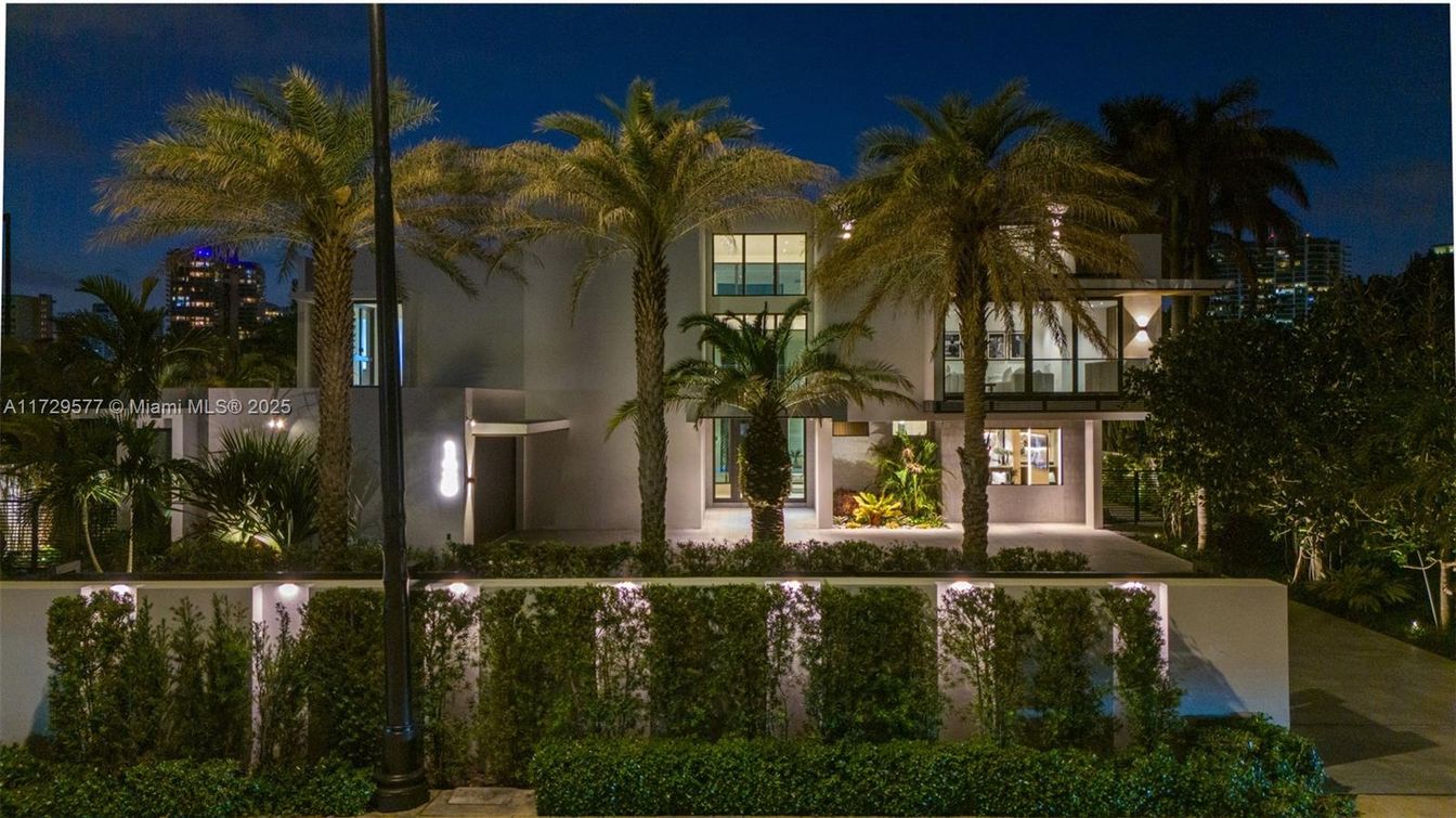 Exterior, Facade, Modern