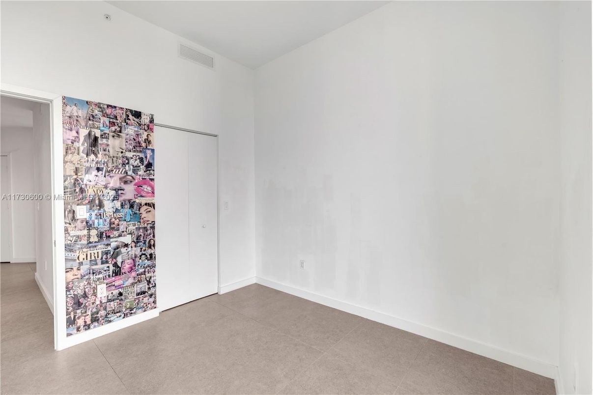 Empty room, Interior