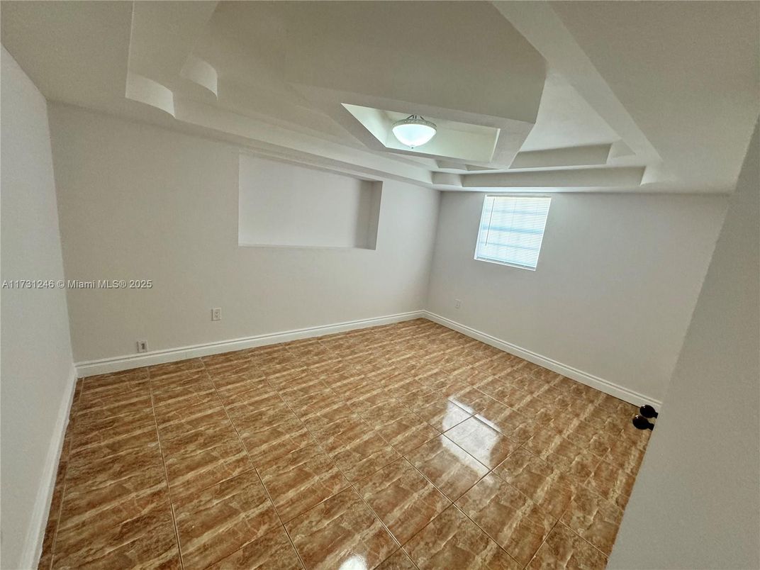 Empty room, Interior