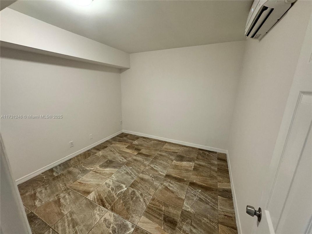 Empty room, Interior