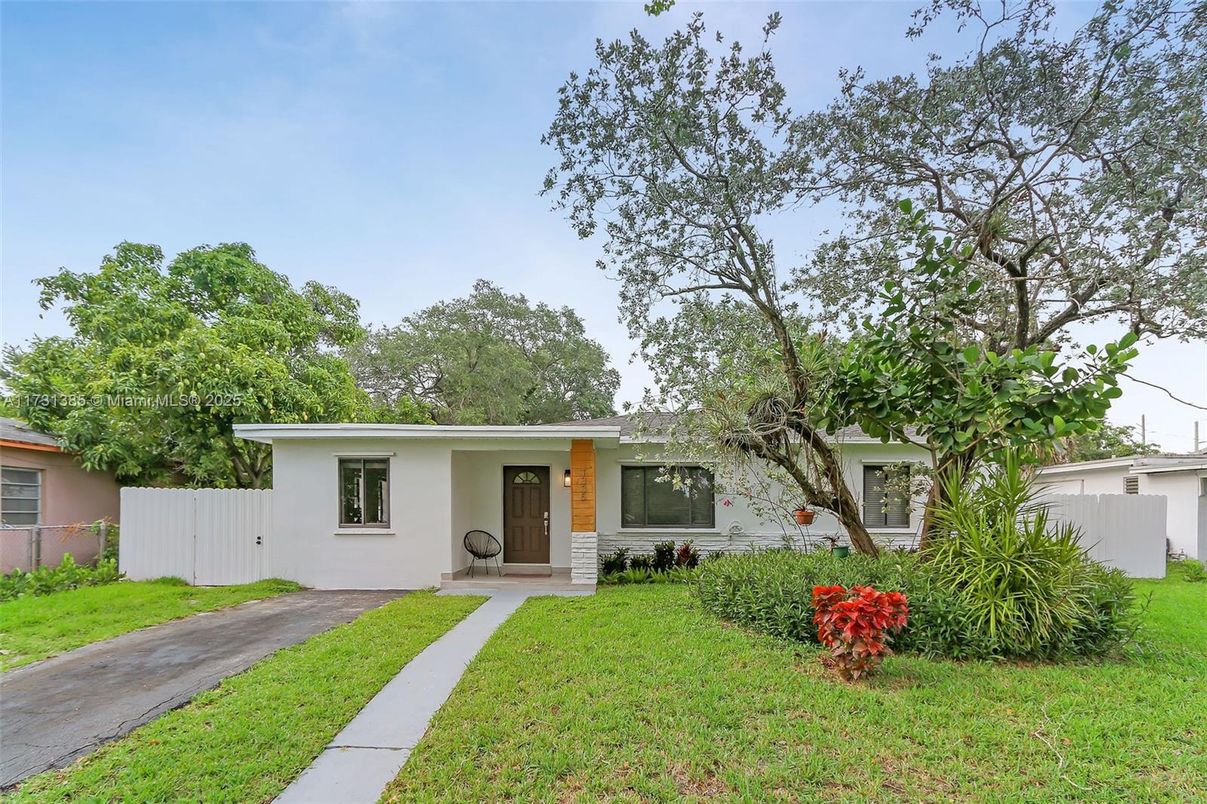 Backyard, Exterior, Facade, Ranch