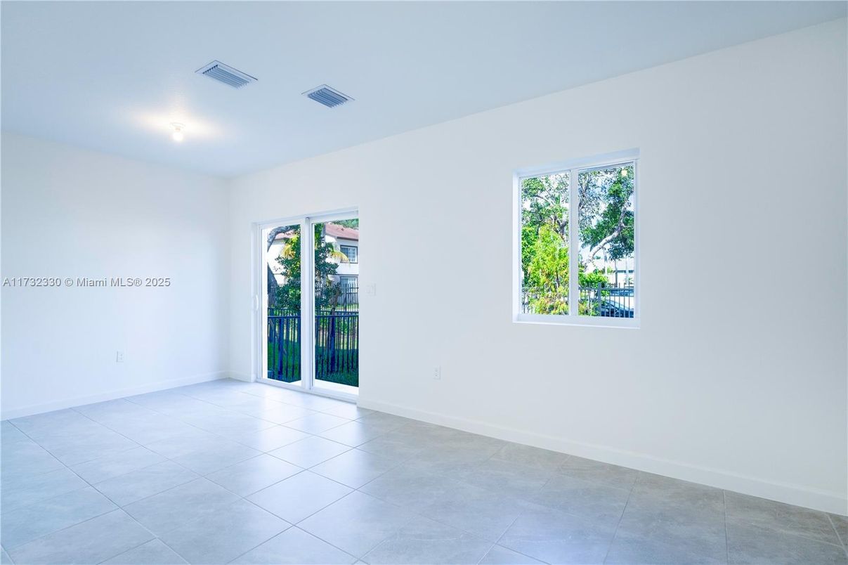 Empty room, Interior