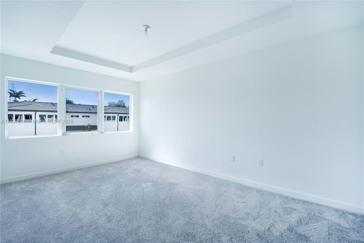 Empty room, Interior