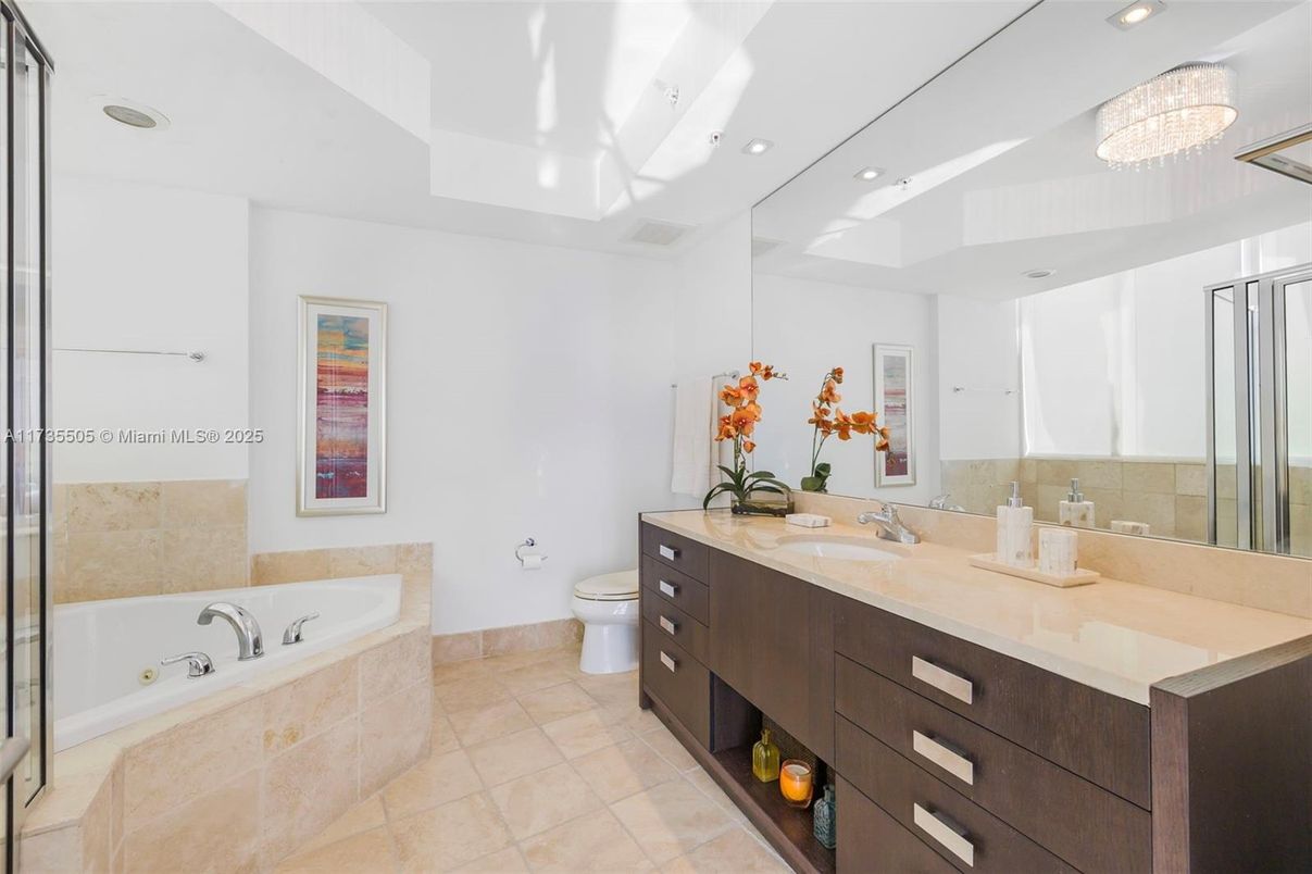 Bathroom, Dual Sink Vanities, Interior, Recessed Lighting