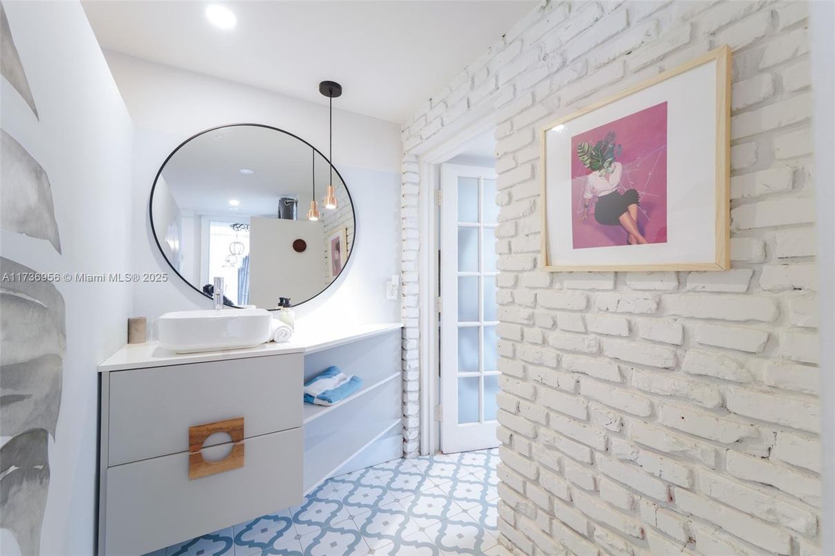 Bathroom, Interior, Pendant Lights, Recessed Lighting, Stone Walls