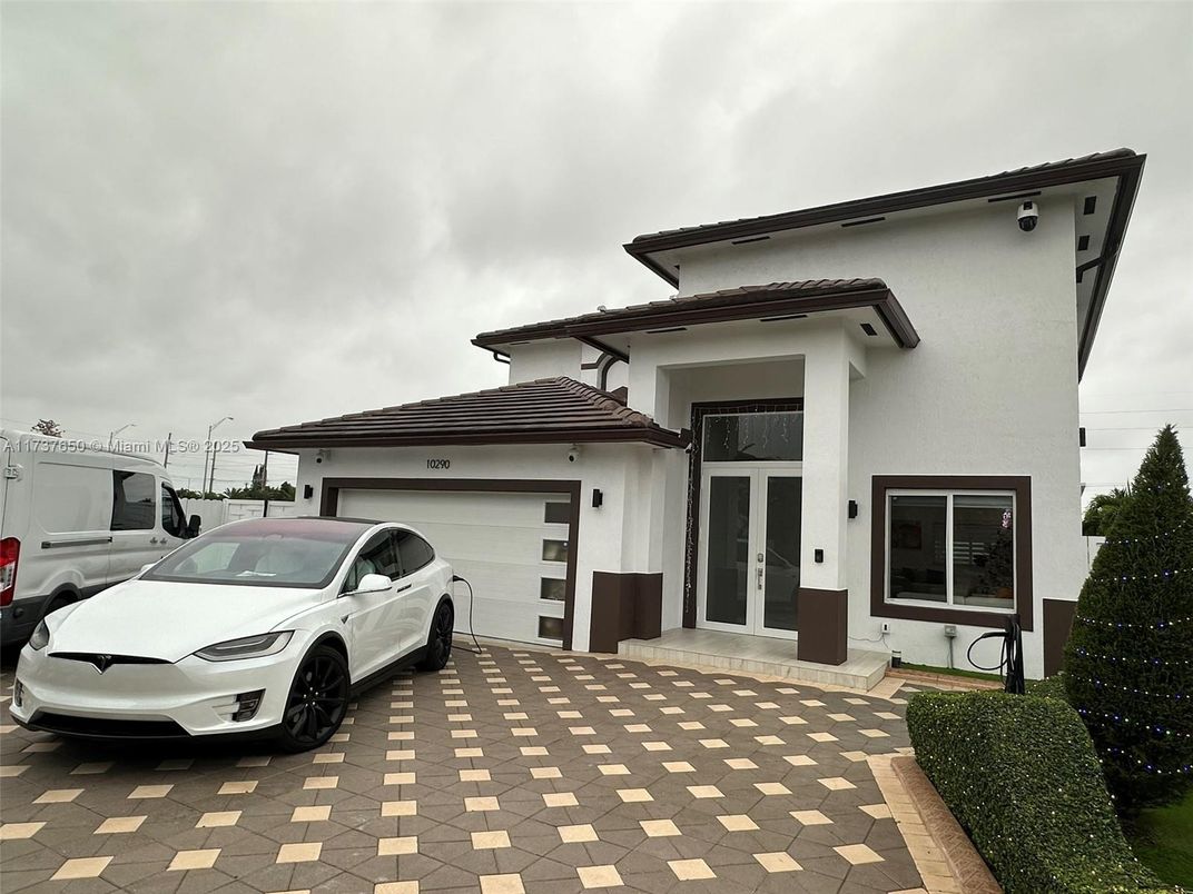 Attached, Exterior, Facade, Mediterranean