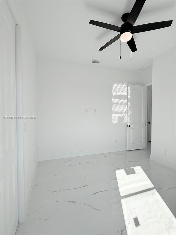 Empty room, Interior