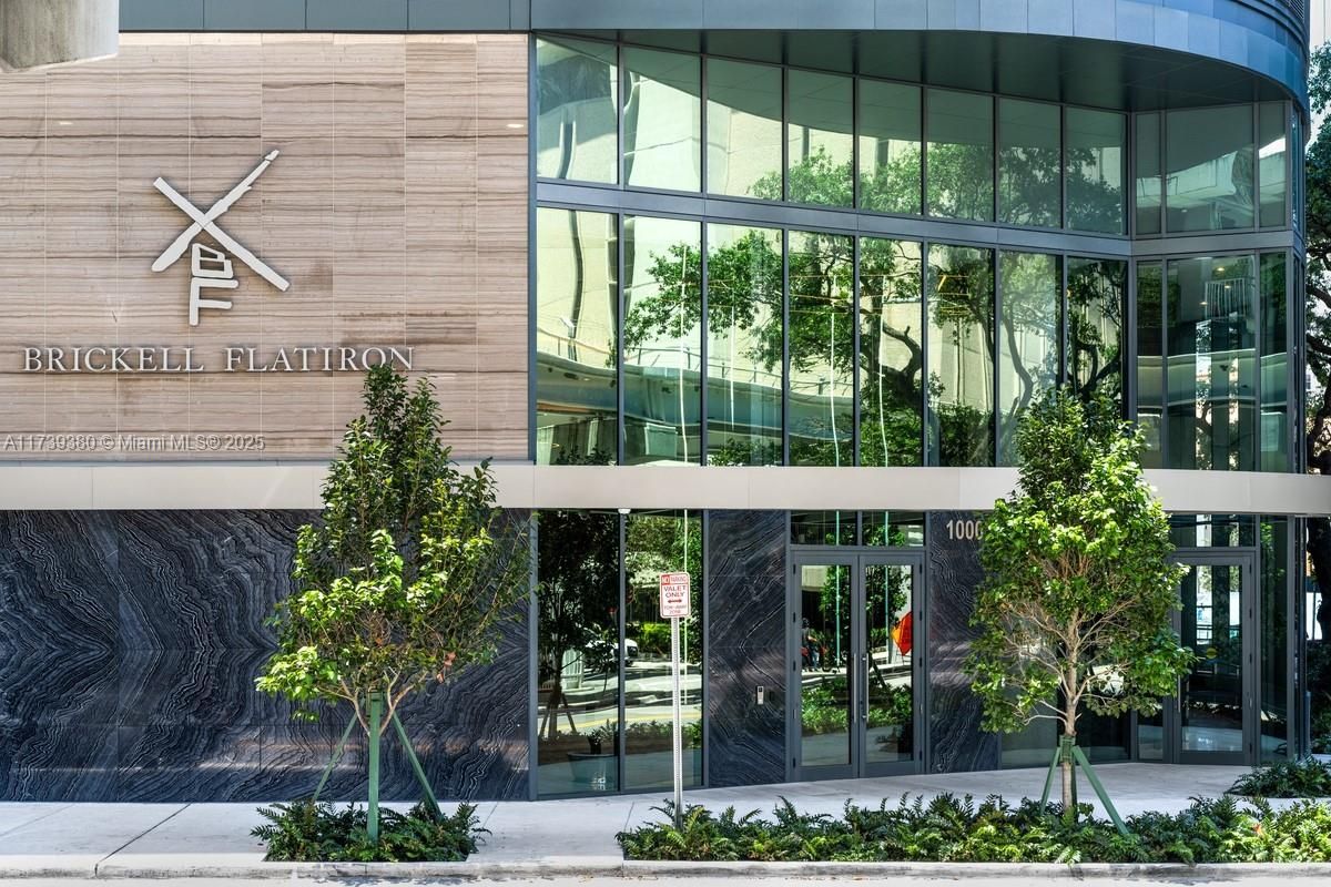 Exterior, Facade, Modern