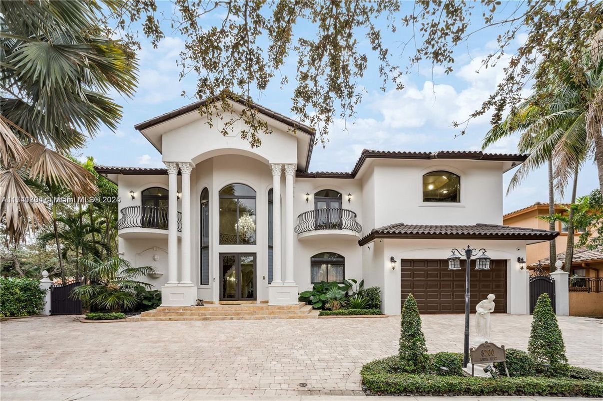 Attached, Exterior, Facade, Mediterranean