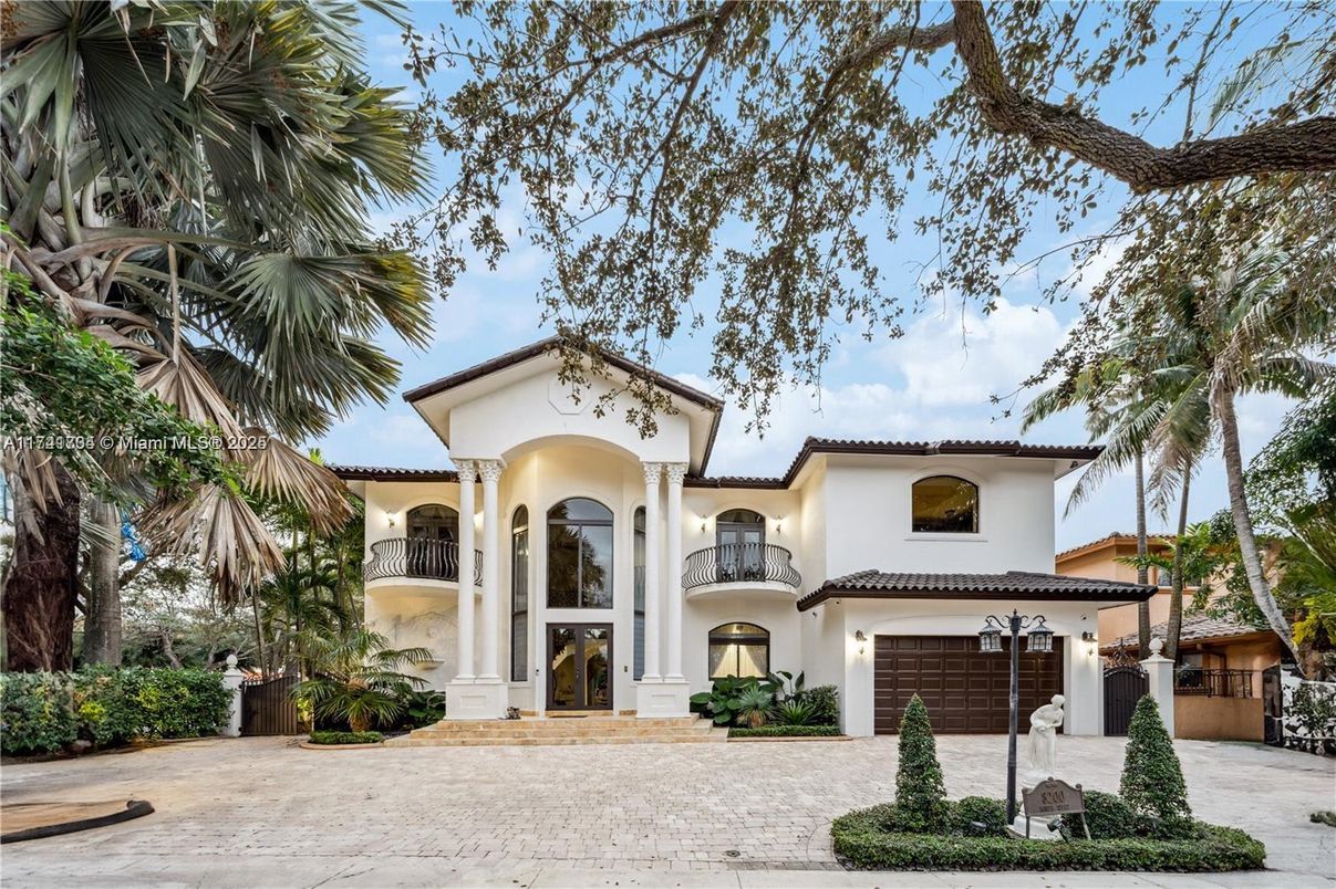 Attached, Exterior, Facade, Mediterranean