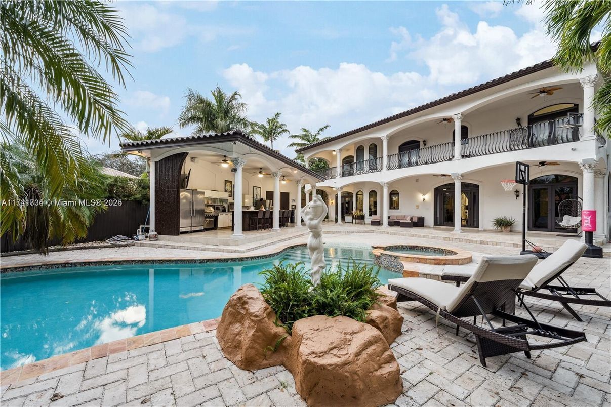 Exterior, Pool