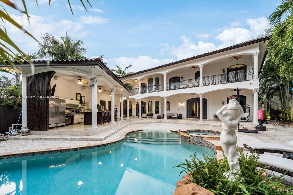 Exterior, Pool