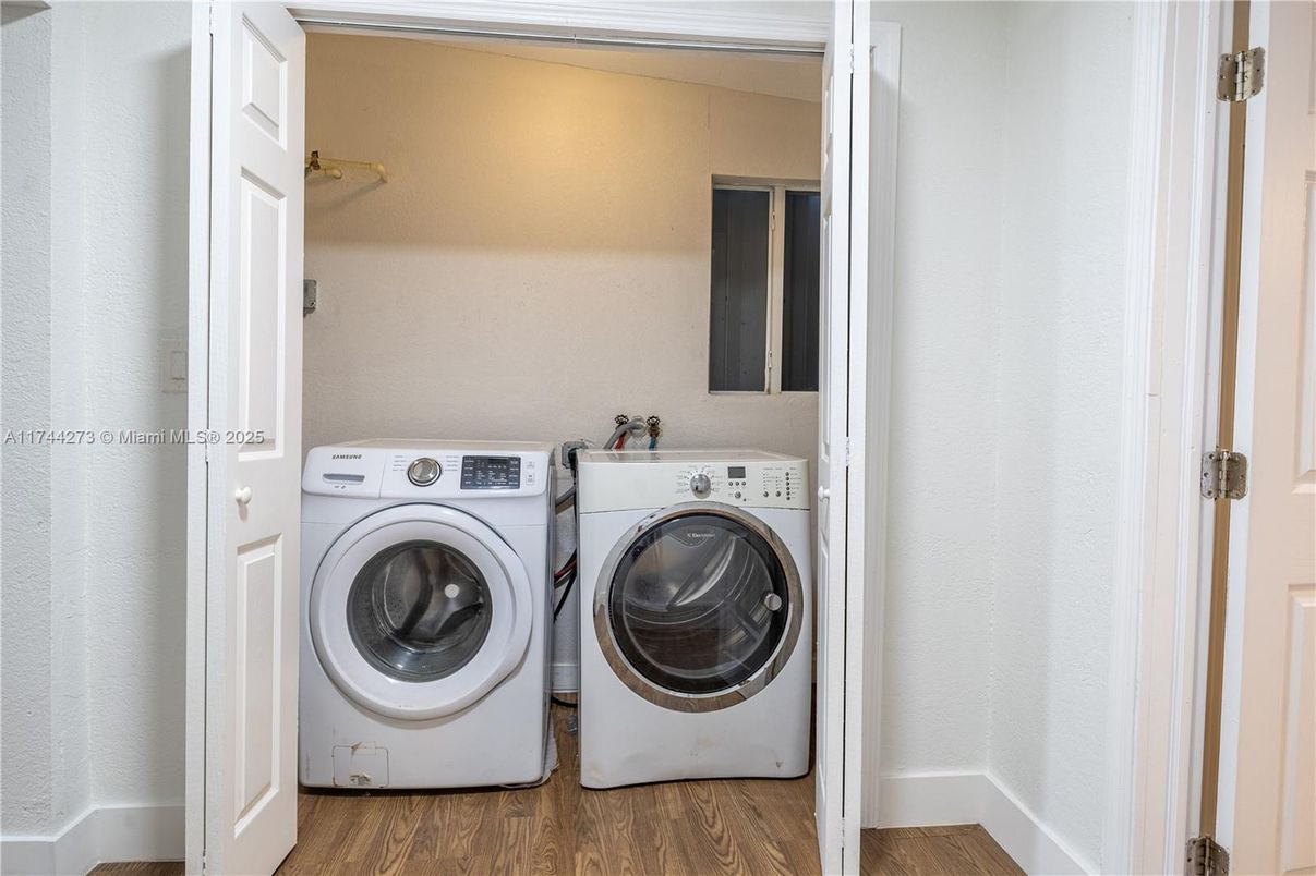 Interior, Utility Closets, Washer, Wood Texture Flooring