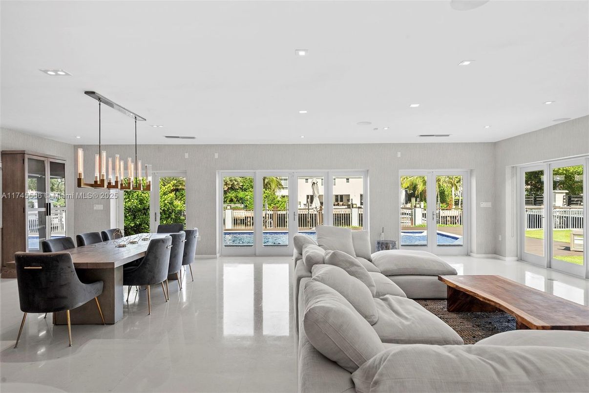 Dining room, Interior, Living room, Pendant Lights, Recessed Lighting
