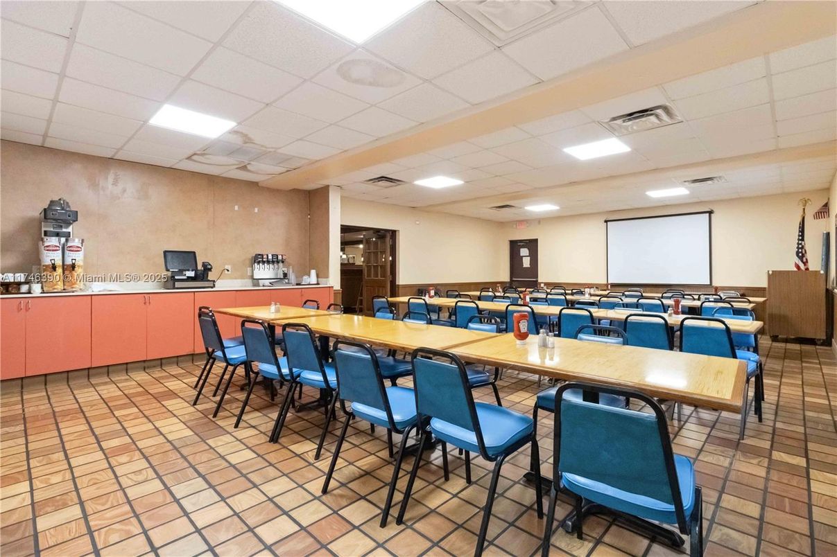 Dining room, Interior, Recessed Lighting