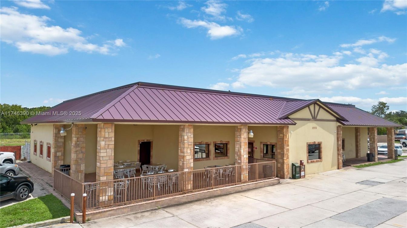 Exterior, Facade, Ranch