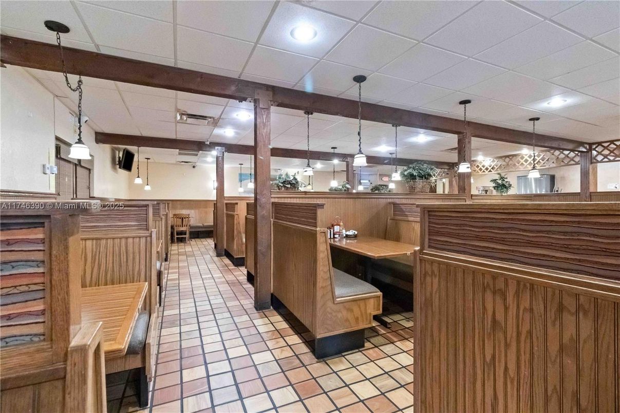 Interior, Pendant Lights, Recessed Lighting, Wooden Beams