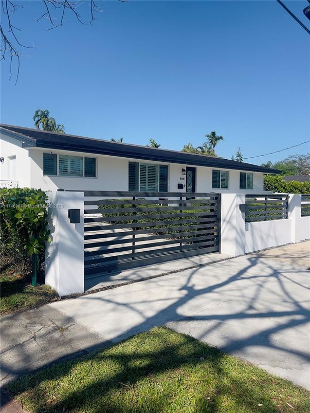 Backyard, Exterior, Facade, Ranch