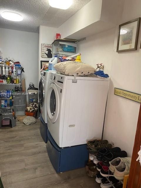 Interior, Washer, Wood Texture Flooring