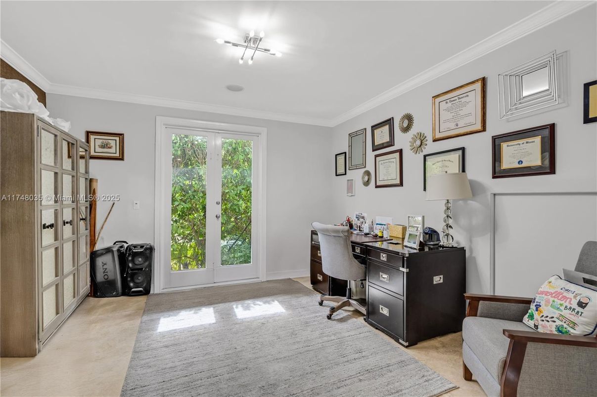 Home Office, Interior